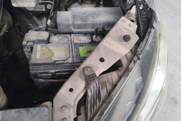 Used SAIC MAXUS G10 2014 2.0T Automatic Luxury Executive Edition Engine Bay Left
