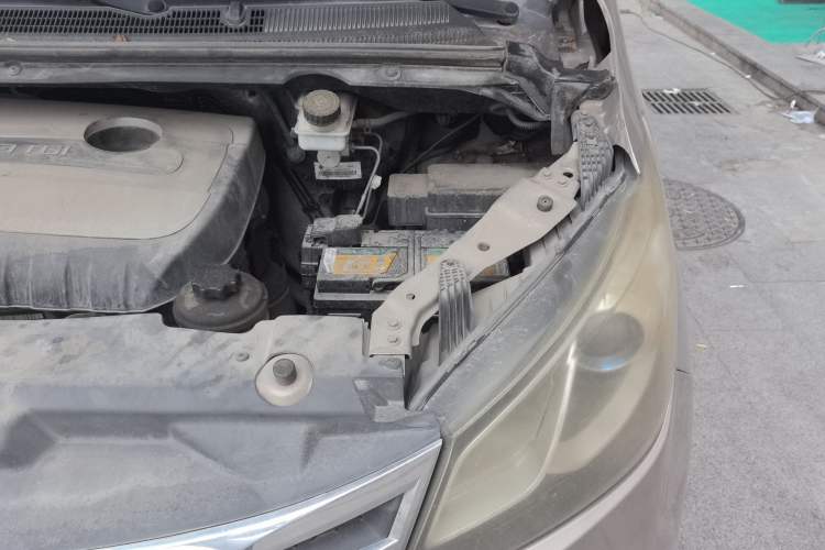 Used SAIC MAXUS G10 2014 2.0T Manual Elite Edition Engine Bay Left