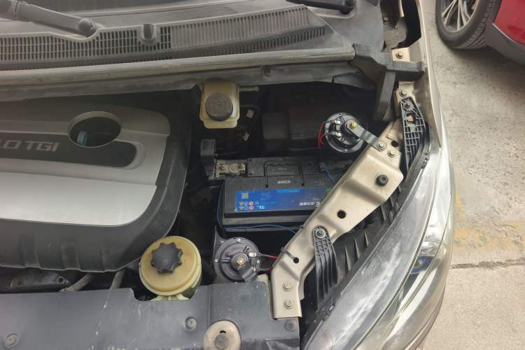 Used SAIC MAXUS G10 2014 2.0T Automatic Luxury Executive Edition Engine Bay Left