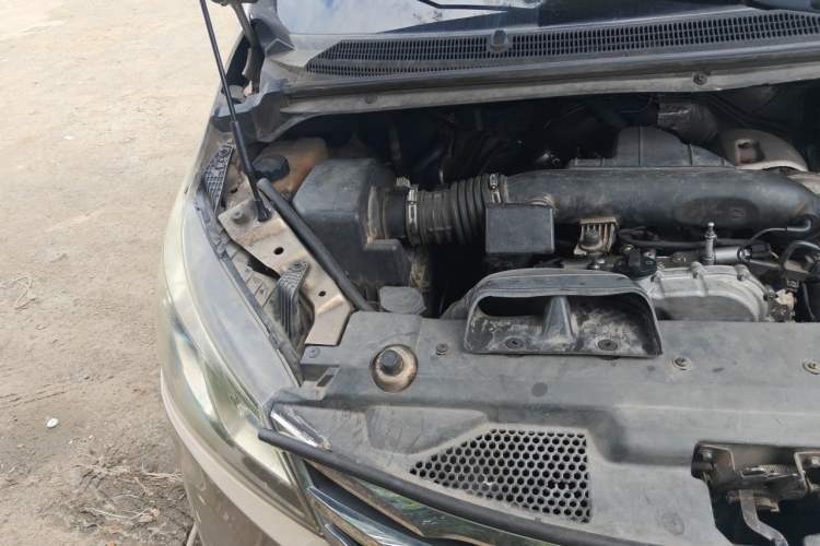 Used SAIC MAXUS G10 2014 2.0T Automatic Elite Edition Engine Bay Right