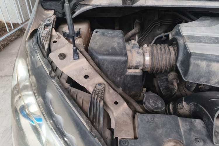 Used SAIC MAXUS G10 2014 2.0T Automatic Luxury Executive Edition Engine Bay Right