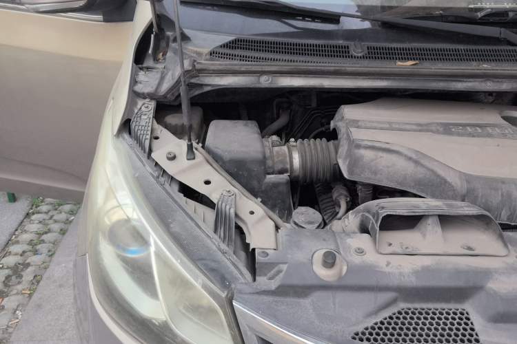 Used SAIC MAXUS G10 2014 2.0T Manual Elite Edition Engine Bay Right