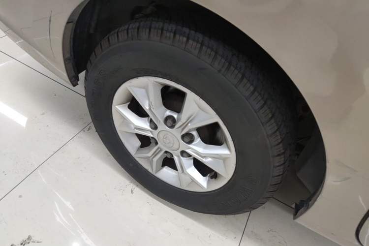 Used SAIC MAXUS G10 2014 2.0T Automatic Elite Edition Exterior 5
