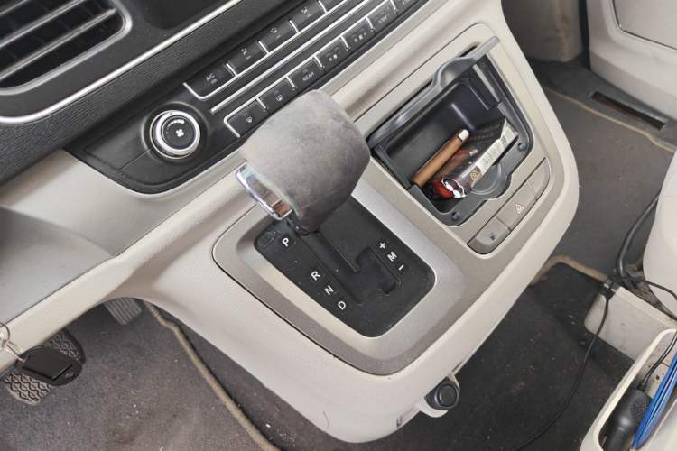 Used SAIC MAXUS G10 2014 2.0T Automatic Elite Edition Gear Lever