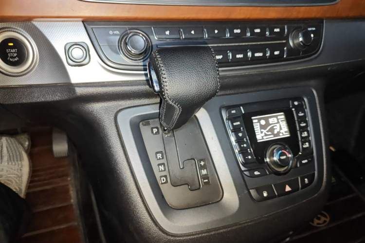 Used SAIC MAXUS G10 2014 2.0T Automatic Luxury Executive Edition Gear Lever
