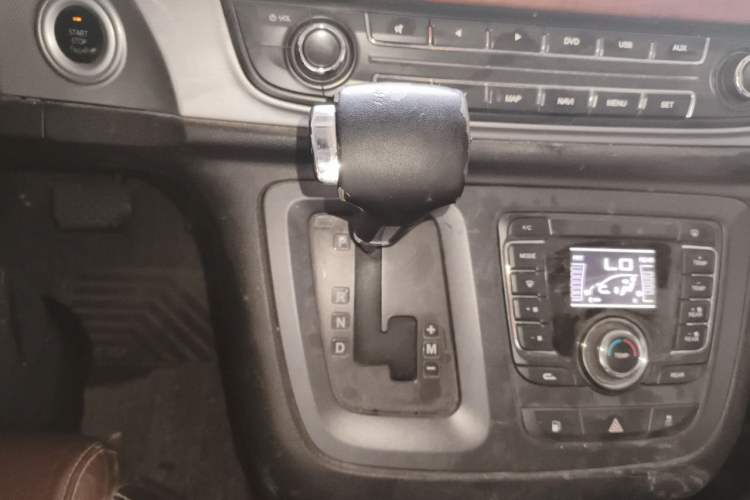 Used SAIC MAXUS G10 2014 2.0T Automatic Luxury Executive Edition Gear Lever