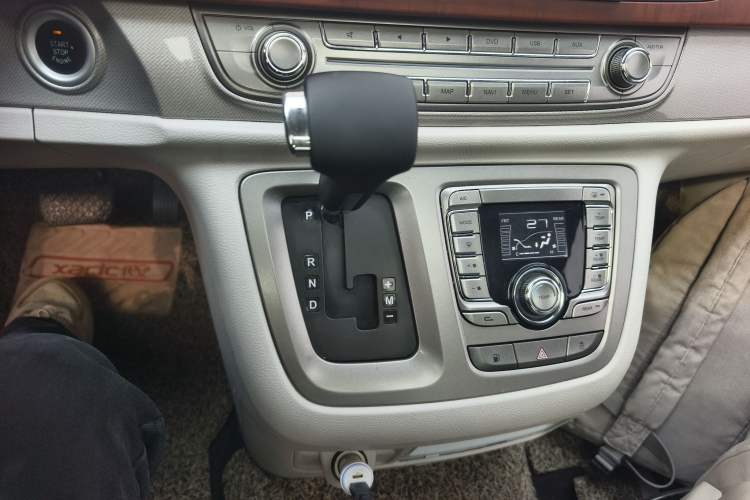 Used SAIC MAXUS G10 2014 2.0T Automatic Luxury Executive Edition Gear Lever