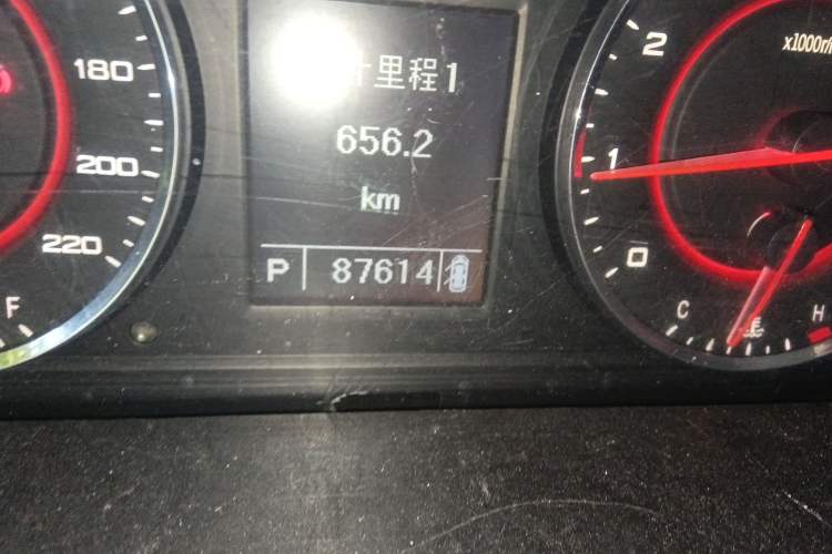 Used SAIC MAXUS G10 2014 2.0T Automatic Luxury Executive Edition Odometer Close Up