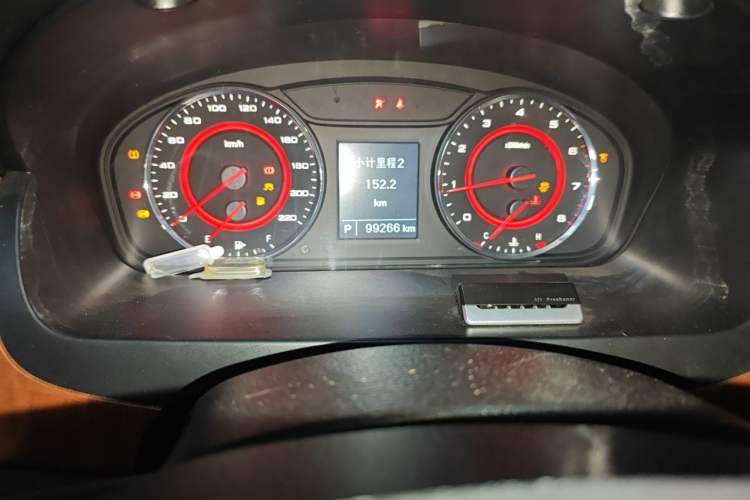 Used SAIC MAXUS G10 2014 2.0T Automatic Luxury Executive Edition Odometer Close Up