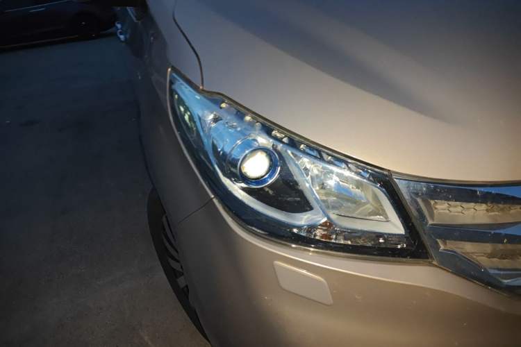 Used SAIC MAXUS G10 2014 2.0T Automatic Luxury Executive Edition Right Front Headlight