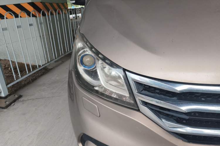 Used SAIC MAXUS G10 2014 2.0T Automatic Luxury Executive Edition Right Front Headlight