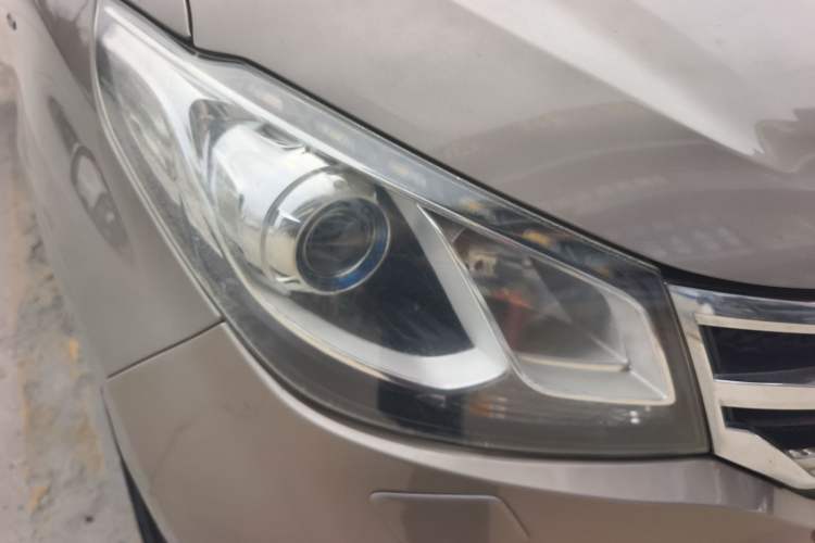 Used SAIC MAXUS G10 2014 2.0T Automatic Luxury Executive Edition Right Front Headlight