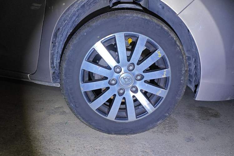 Used SAIC MAXUS G10 2014 2.0T Automatic Luxury Executive Edition Right Front Wheel Hub