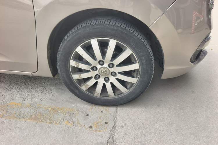 Used SAIC MAXUS G10 2014 2.0T Automatic Luxury Executive Edition Right Front Wheel Hub