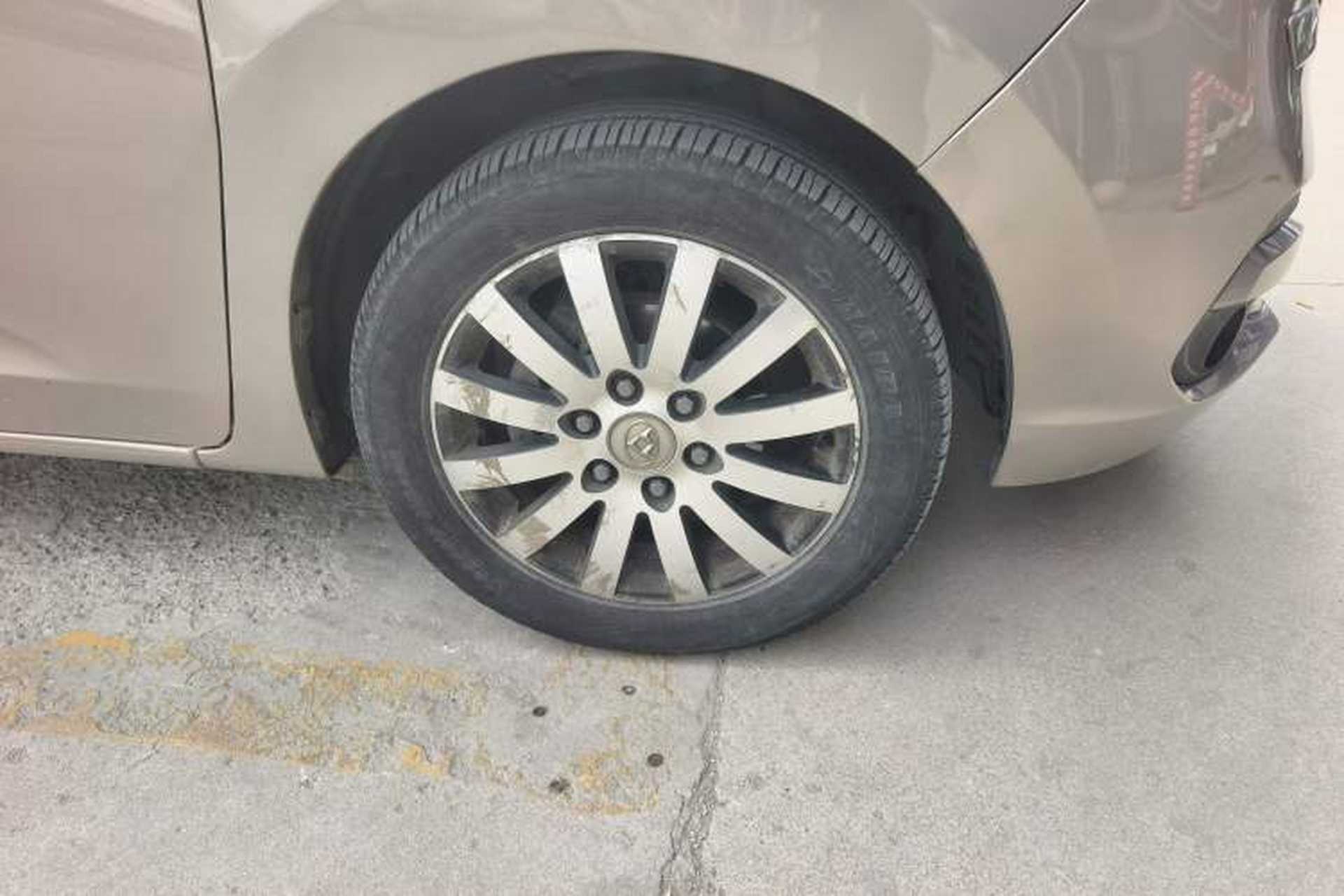 Used SAIC MAXUS G10 2014 2.0T Automatic Luxury Executive Edition Right Front Wheel Hub