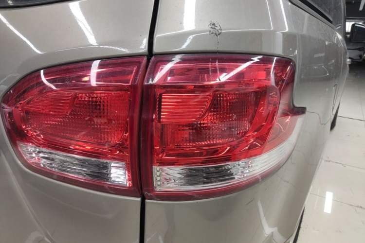 Used SAIC MAXUS G10 2014 2.0T Automatic Elite Edition Right Rear Taillight