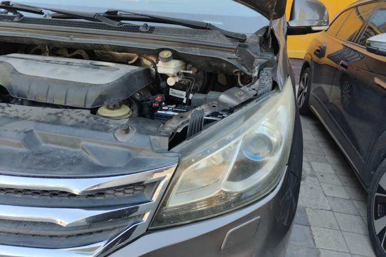 Used SAIC MAXUS G10 2014 2.0T Automatic Executive Edition Engine Bay Left