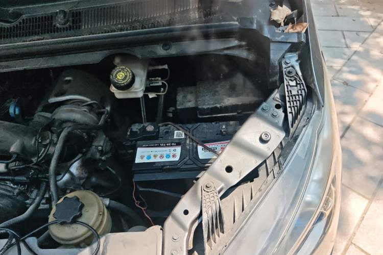 Used SAIC MAXUS G10 2014 2.0T Automatic Executive Edition Engine Bay Left