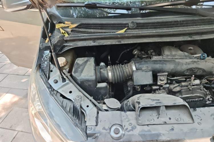 Used SAIC MAXUS G10 2014 2.0T Automatic Executive Edition Engine Bay Right