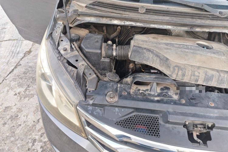 Used SAIC MAXUS G10 2014 2.0T Manual Elite Edition Engine Bay Right