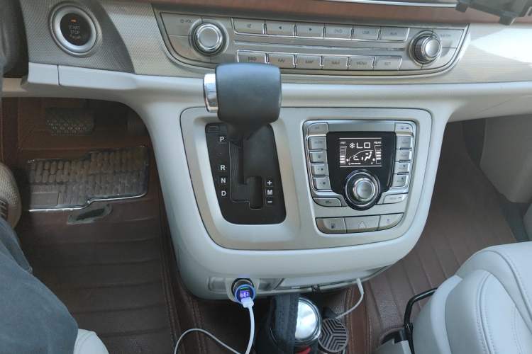Used SAIC MAXUS G10 2014 2.0T Automatic Executive Edition Gear Lever