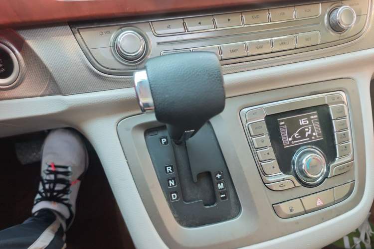 Used SAIC MAXUS G10 2014 2.0T Automatic Executive Edition Gear Lever