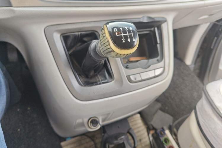 Used SAIC MAXUS G10 2014 2.0T Manual Elite Edition Gear Lever