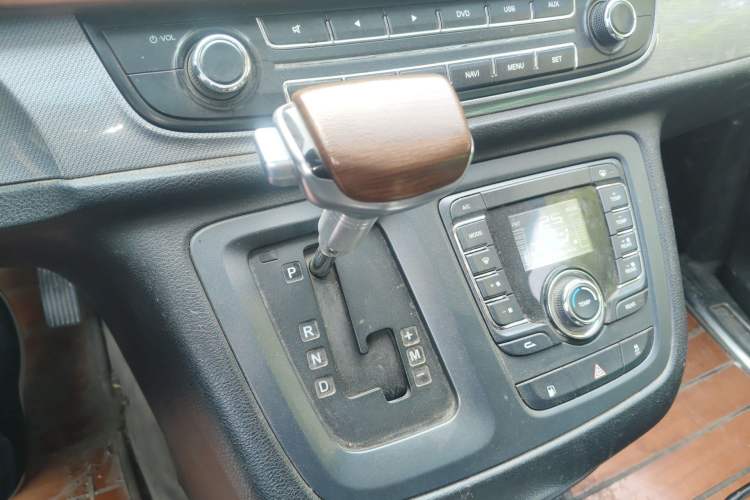 Used SAIC MAXUS G10 2014 2.0T Automatic Executive Edition Gear Lever