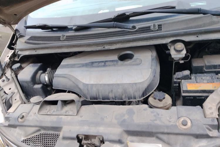 Used SAIC MAXUS G10 2014 2.0T Manual Elite Edition Engine Bay