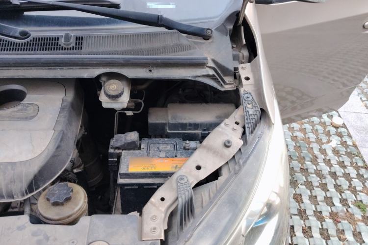 Used SAIC MAXUS G10 2014 2.0T Manual Elite Edition Engine Bay Left