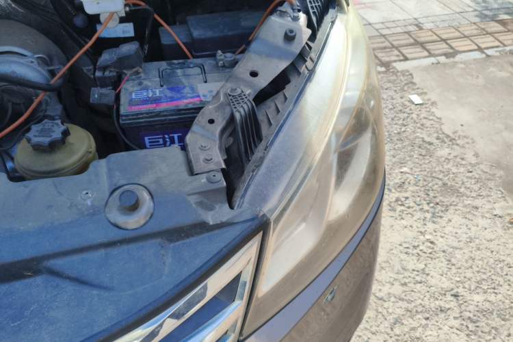 Used SAIC MAXUS G10 2014 2.0T Automatic Fashion Edition Engine Bay Left