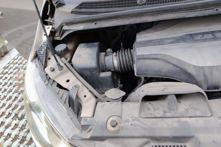 Used SAIC MAXUS G10 2014 2.0T Manual Elite Edition Engine Bay Right