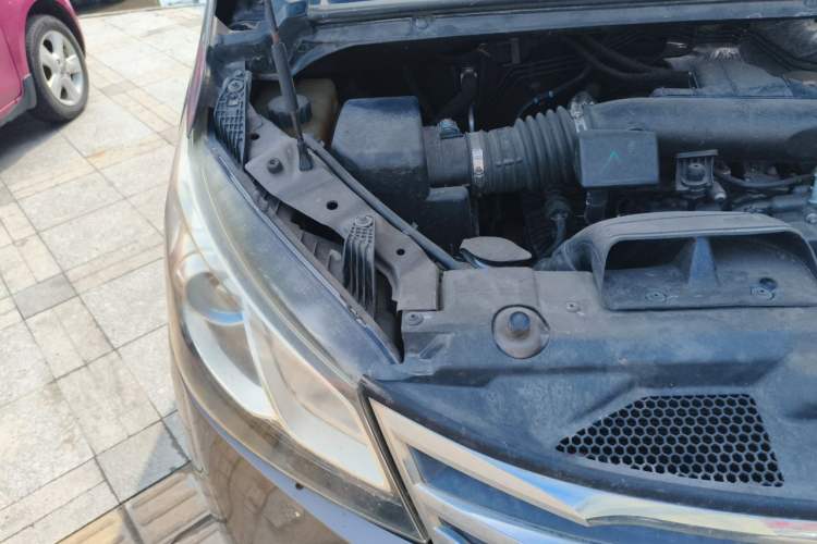 Used SAIC MAXUS G10 2014 2.0T Automatic Fashion Edition Engine Bay Right