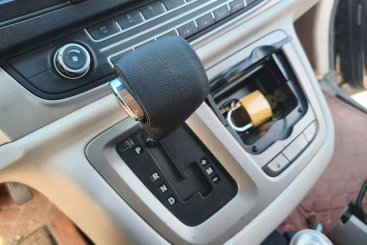 Used SAIC MAXUS G10 2014 2.0T Automatic Fashion Edition Gear Lever