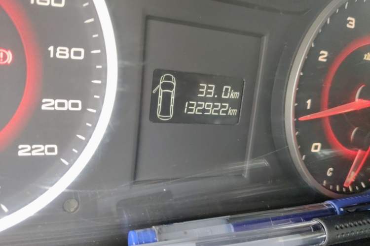 Used SAIC MAXUS G10 2014 2.0T Manual Elite Edition Odometer Close Up
