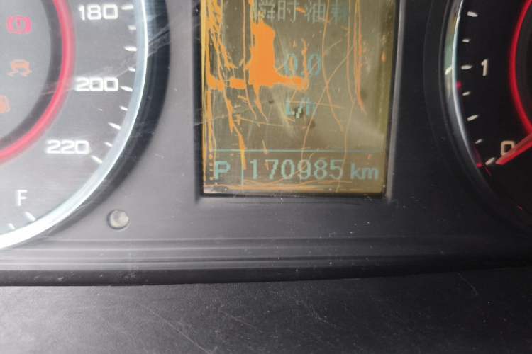 Used SAIC MAXUS G10 2014 2.0T Automatic Fashion Edition Odometer Close Up