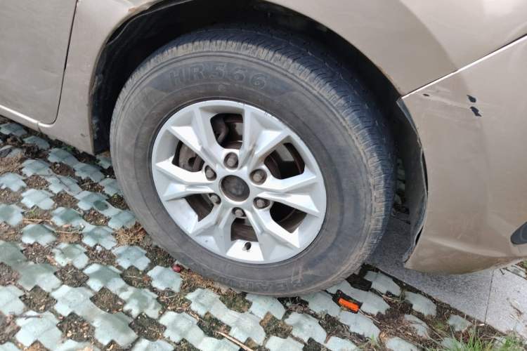 Used SAIC MAXUS G10 2014 2.0T Manual Elite Edition Right Front Wheel Hub
