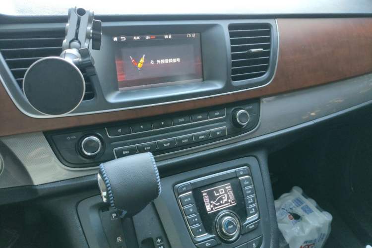 Used SAIC MAXUS G10 2014 2.0T Automatic Luxury Executive Edition Audio And AC Panel