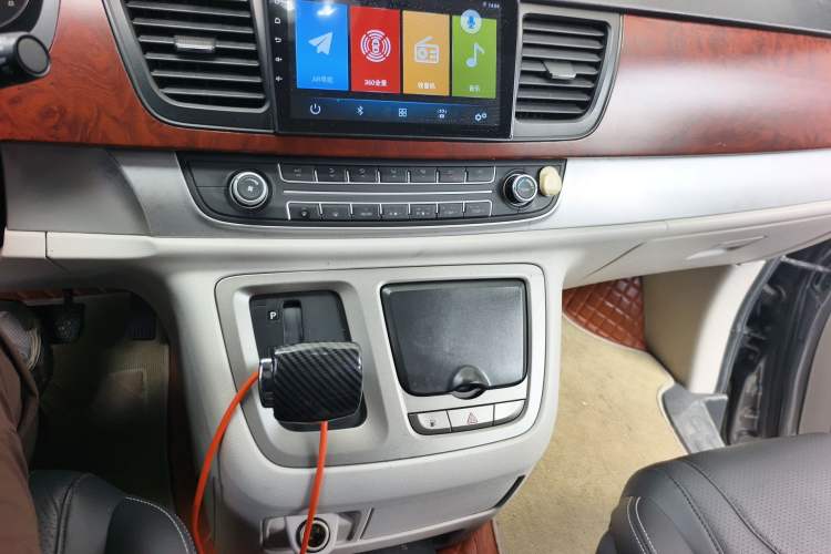 Used SAIC MAXUS G10 2014 2.0T Automatic Elite Edition Audio And AC Panel