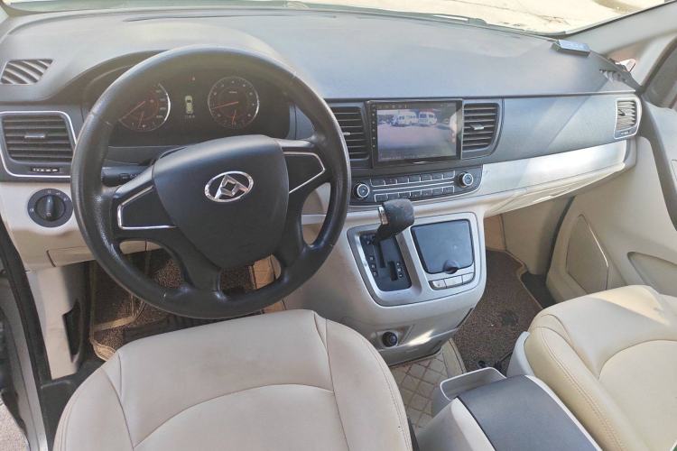 Used SAIC MAXUS G10 2014 2.0T Automatic Elite Edition Center Console