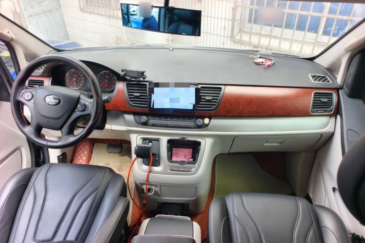 Used SAIC MAXUS G10 2014 2.0T Automatic Elite Edition Center Console