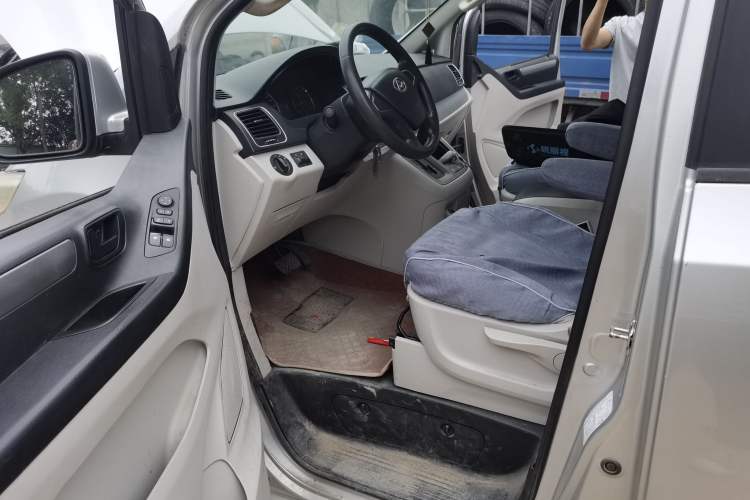 Used SAIC MAXUS G10 2014 2.0T Automatic Elite Edition Driver Seat