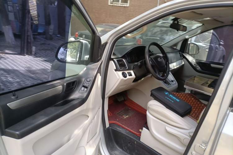 Used SAIC MAXUS G10 2014 2.0T Automatic Elite Edition Driver Seat
