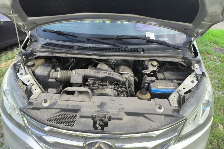 Used SAIC MAXUS G10 2014 2.0T Automatic Elite Edition Engine Bay