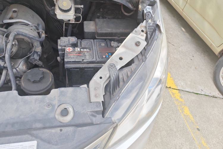 Used SAIC MAXUS G10 2014 2.0T Automatic Elite Edition Engine Bay Left