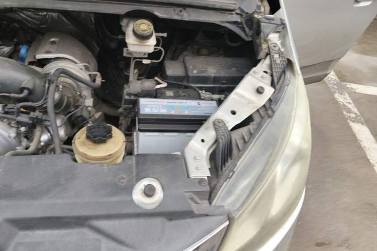 Used SAIC MAXUS G10 2014 2.0T Automatic Elite Edition Engine Bay Left