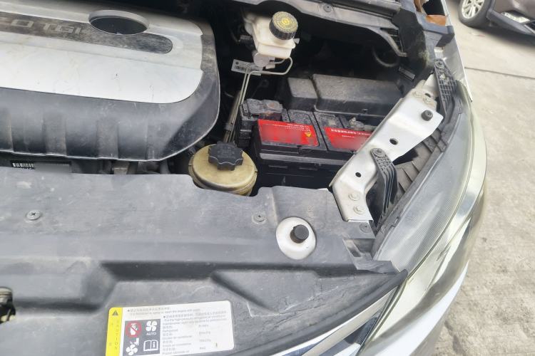 Used SAIC MAXUS G10 2014 2.0T Automatic Elite Edition Engine Bay Left