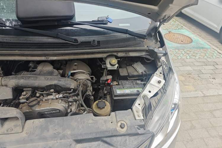 Used SAIC MAXUS G10 2014 2.0T Automatic Elite Edition Engine Bay Left