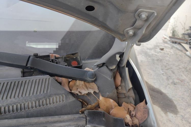 Used SAIC MAXUS G10 2014 2.0T Automatic Elite Edition Engine Bay Left