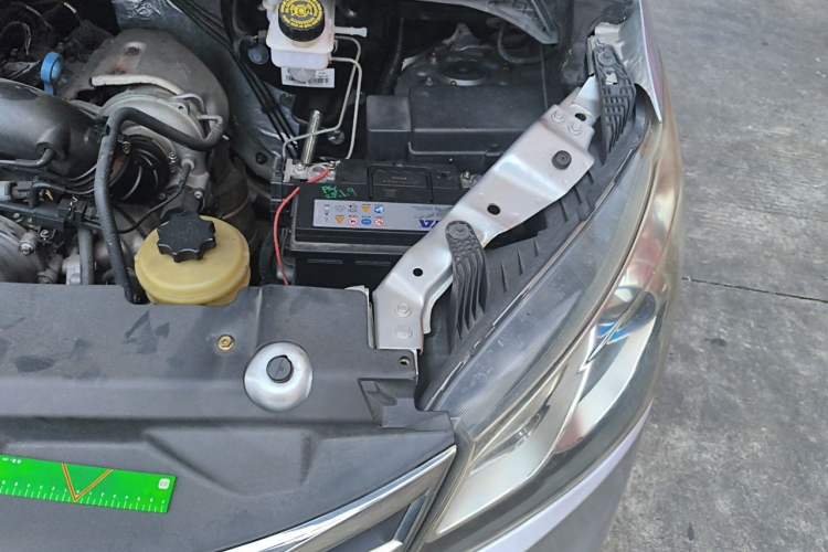 Used SAIC MAXUS G10 2014 2.0T Automatic Elite Edition Engine Bay Left